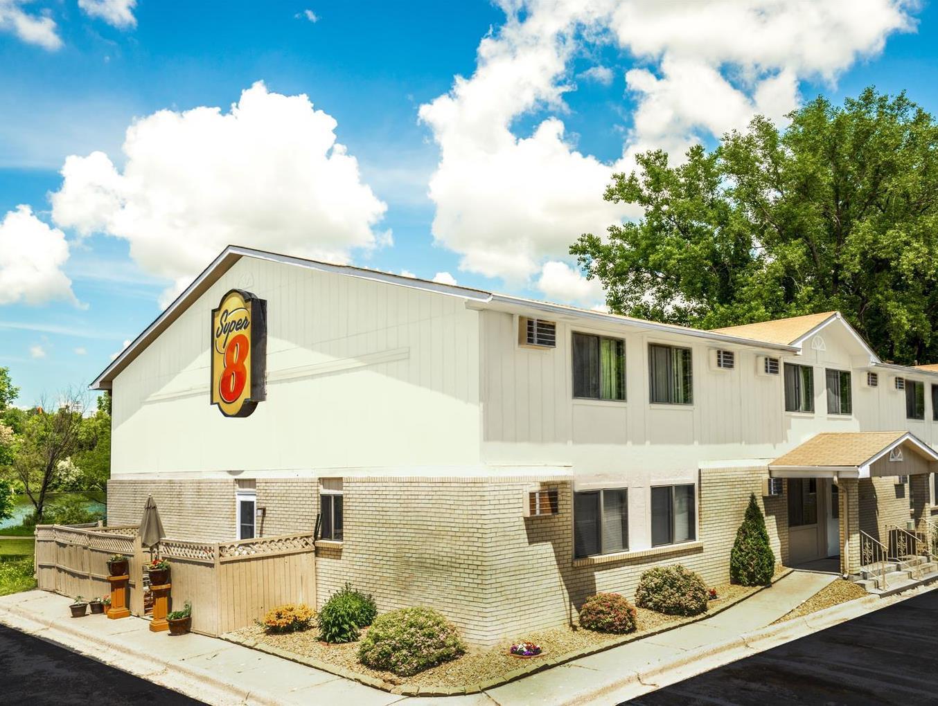Hotel Super 8 By Wyndham Chaska Exterior foto